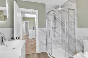 Dusche, Haartrockner, Handtücher