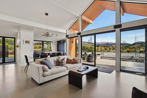 Eight On Jackson - Luggate Holiday Home