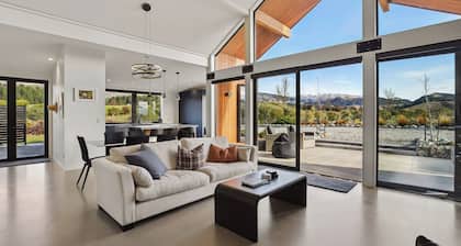 Eight On Jackson - Luggate Holiday Home