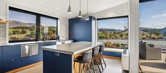 Eight On Jackson - Luggate Holiday Home