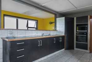 Een koelkast, een magnetron, een broodrooster