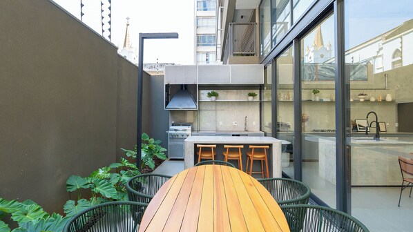 Lemari es, microwave, kompor, dan peralatan masak/sendok-piring