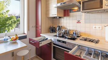 Kühlschrank, Mikrowelle, Ofen, Herdplatte