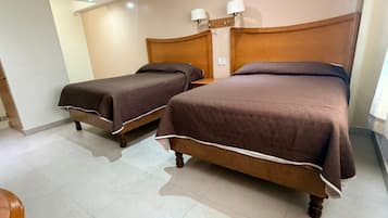 Dobbeltrom – basic | Skrivebord, skrivebord for bærbar PC og wi-fi (inkludert)