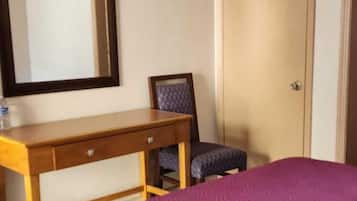 Single Room | Desk, laptop workspace, free WiFi