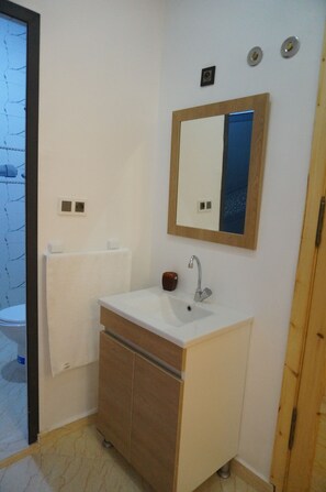 Dusche, HandtĂŒcher, Seife, Toilettenpapier