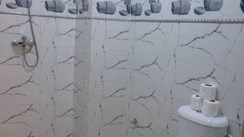 淋浴设施、毛巾、肥皂、卫生纸