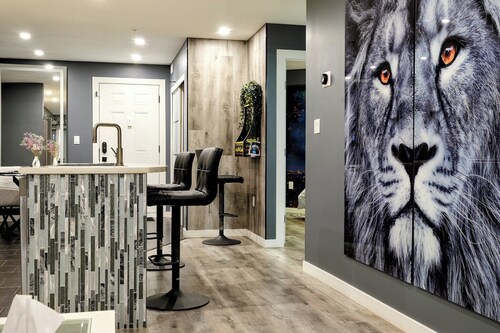 Modern 2BR Condo with secure parking and walking distance to Rogers Place 