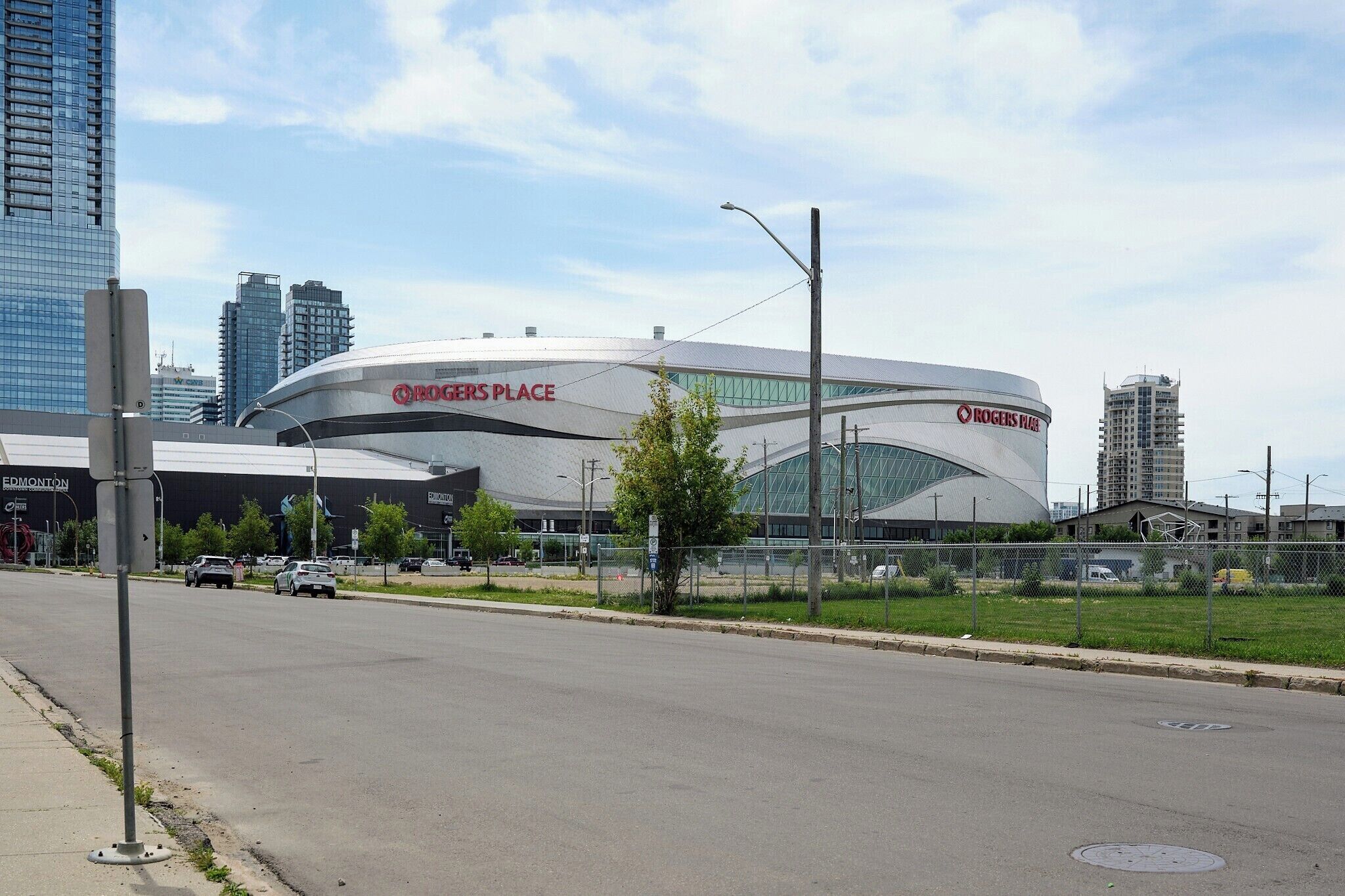 Een modern stadion, duidelijk zichtbaar met de naam 'Rogers Place'.