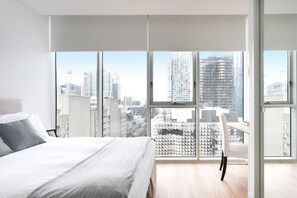 2 habitaciones, escritorio, tabla de planchar con plancha y wifi