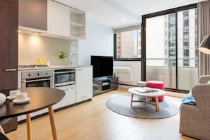 Een modern appartement met keuken, eethoek en woonkamer.