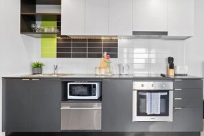 ثلاجة، ميكروويف، فرن، موقد طهي مسطح