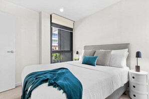 2 bedrooms, desk, iron/ironing board, WiFi - Serrata | 2B2B Docklands Apartment with CP (Docklands)