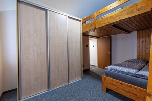 2 habitaciones, tabla de planchar con plancha, wifi y ropa de cama 