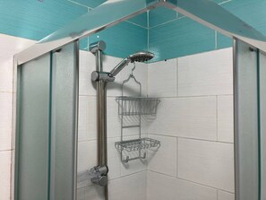 Douche, séchoir à cheveux, bidet, serviettes fournies