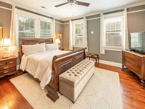 3 bedrooms, desk, iron/ironing board, travel crib