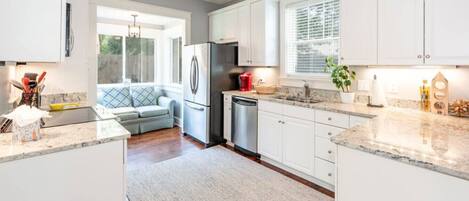 冷蔵庫、電子レンジ、オーブン、コンロ