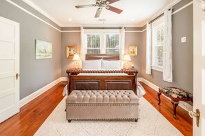 3 habitaciones, escritorio y tabla de planchar con plancha 