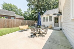 屋外ダイニングエリア