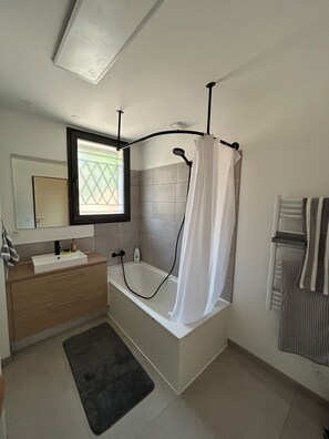 Douche, séchoir à cheveux, serviettes fournies, savon