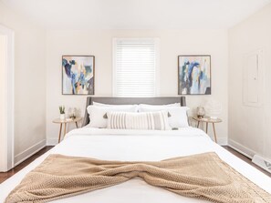 Schreibtisch, Bügeleisen/Bügelbrett, Reisekinderbett, WLAN