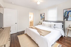 3 quartos, escrivaninha, ferros/tábuas de passar roupa, berço de viagem