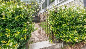 Un escalier en pierre mène à un bâtiment blanc doté d’un balcon.