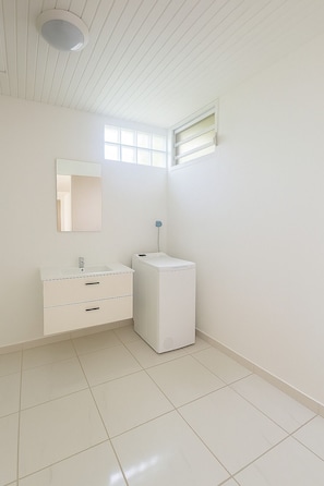 Douche, serviettes fournies, savon, papier toilette