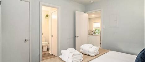 1 soverom, skrivebord, strykejern/-brett og reiseseng for barn