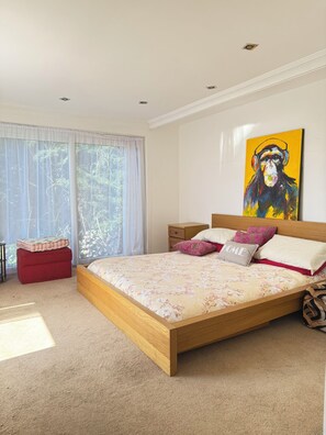 4 makuuhuonetta, työpöytä, silitysrauta/-lauta, ilmainen Wi-Fi