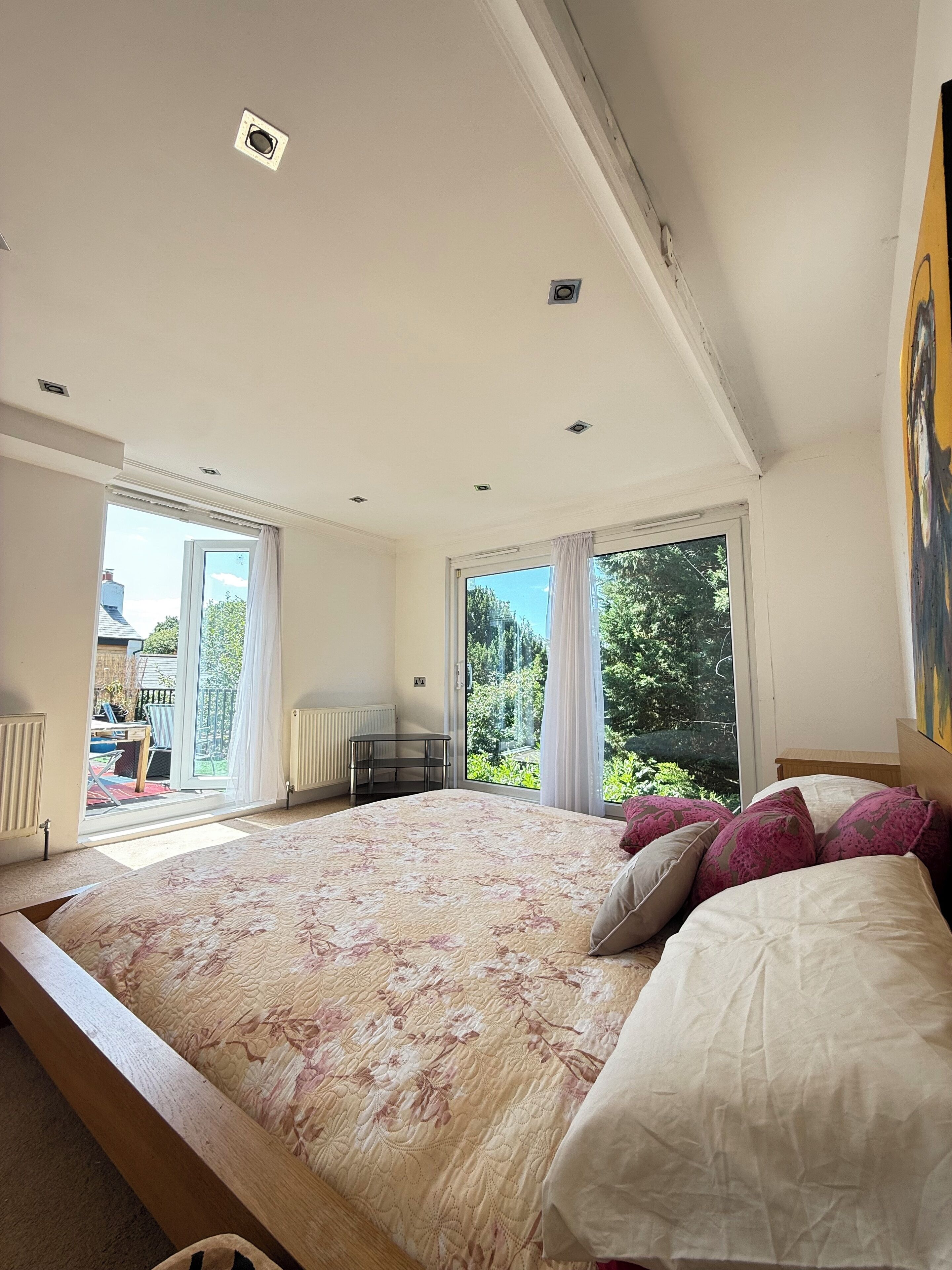 4 bedrooms, desk, iron/ironing board, free WiFi