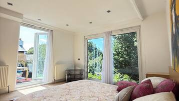 4 bedrooms, desk, iron/ironing board, free WiFi