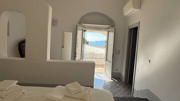 1 dormitorio, tabla de planchar con plancha, wifi y ropa de cama