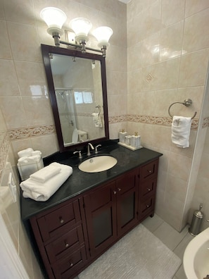 Shower, hair dryer, bidet, towels - 3 Bedroom 2 Bath with Pool in Miami (Miami)