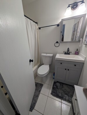 Haartrockner, Handtücher, Seife, Toilettenpapier