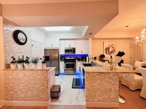 Geladeira, micro-ondas, fogão, cooktop