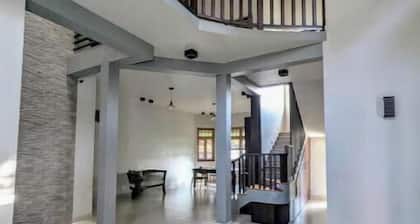 Cozy 4-bedroom villa with fitness room, WiFi & garden in charming Kimbulapitiya