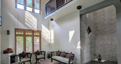 Cozy 4-bedroom villa with fitness room, WiFi & garden in charming Kimbulapitiya