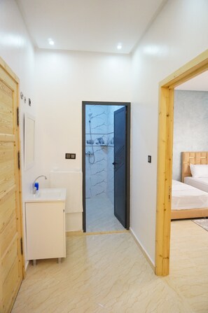 Dusche, HandtĂŒcher, Seife, Toilettenpapier