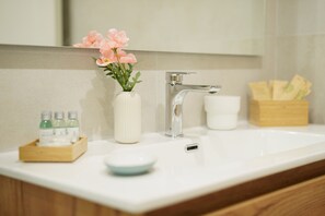 Sèche-cheveux, bidet, serviettes fournies, savon