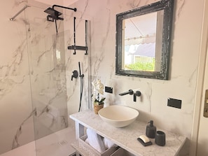 Dusche, Haartrockner, Handtücher, Toilettenpapier
