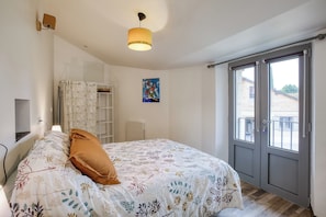 Een strijkplank/strijkijzer, reisbedje, gratis wifi, beddengoed