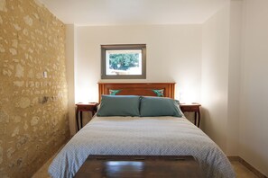 Een strijkplank/strijkijzer, reisbedje, gratis wifi, beddengoed