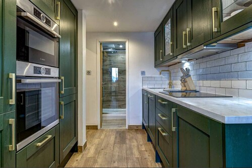 Renovated and well appointed, walk to Morel lift!