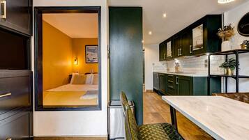 2 chambres, fer et planche à repasser, Wi-Fi, draps fournis