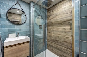 Douche, serviettes fournies, savon, papier toilette