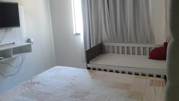 3 quartos, escrivaninha, ferros/tábuas de passar roupa