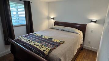 2 chambres, bureau, fer et planche à repasser, lit de bébé portatif