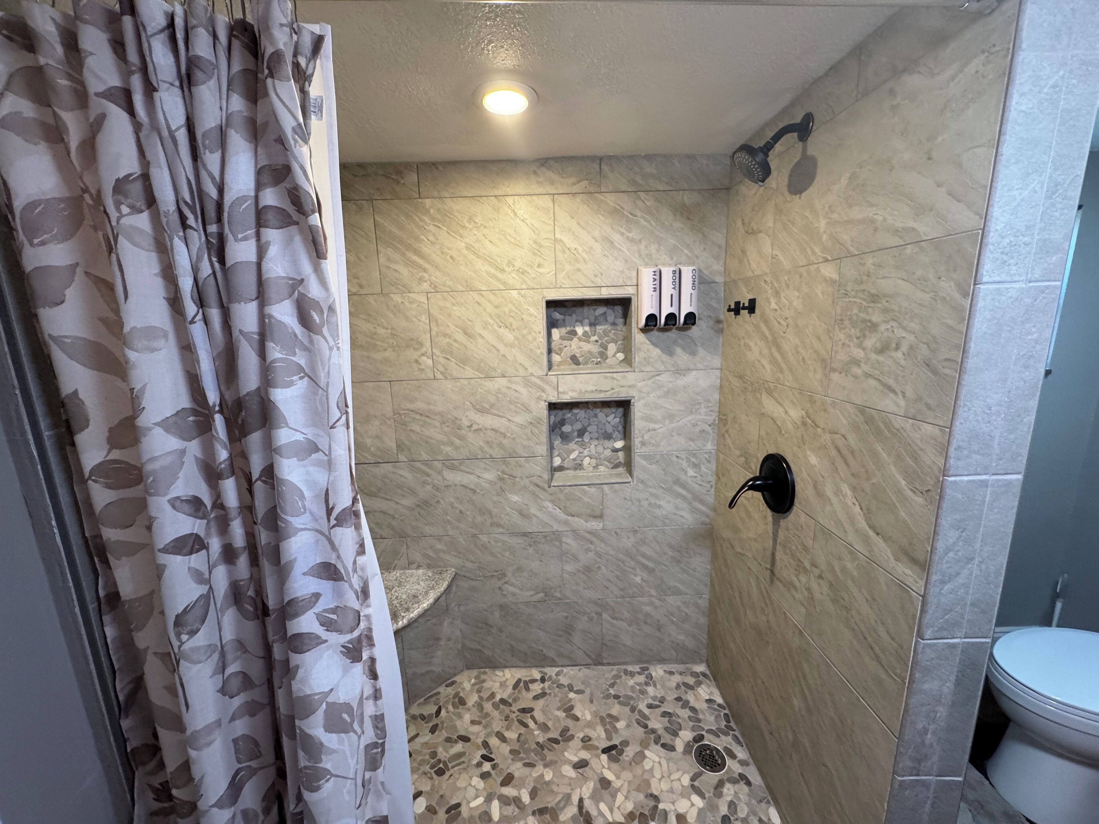 Dusche, Haartrockner, Handtücher, Seife