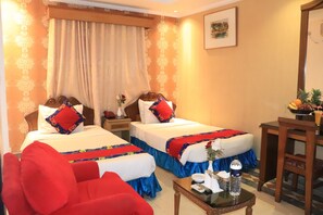 Deluxe Δίκλινο Δωμάτιο (Twin), Κλιματισμός, Θέα στην Πόλη | Χρηματοκιβώτιο στο δωμάτιο, γραφείο, χώρος εργασίας για λάπτοπ 